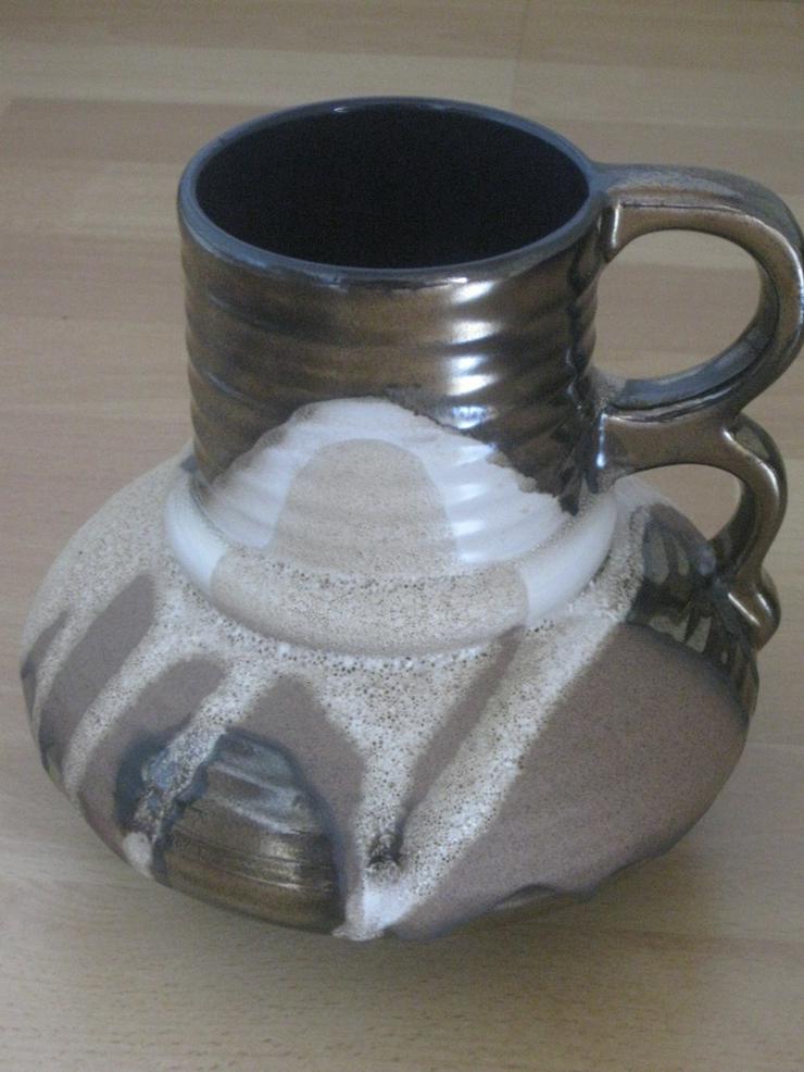 Vase aus Keramik mit Sandstein