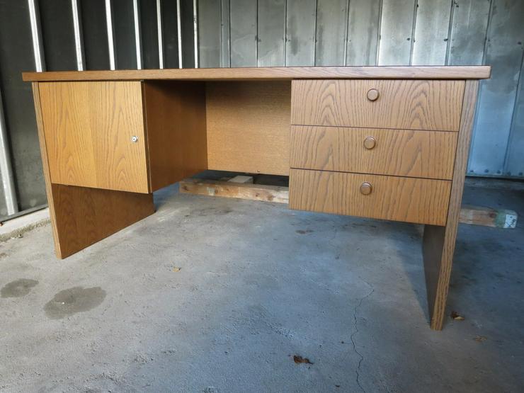 Bild 1: Stabiler Schreibtisch mit Holzfurnierung