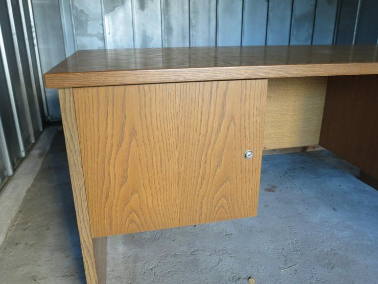 Bild 2: Stabiler Schreibtisch mit Holzfurnierung