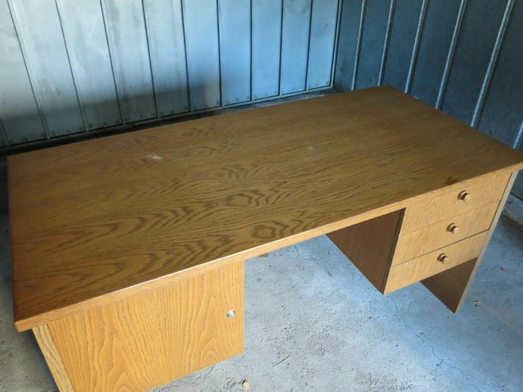 Bild 4: Stabiler Schreibtisch mit Holzfurnierung