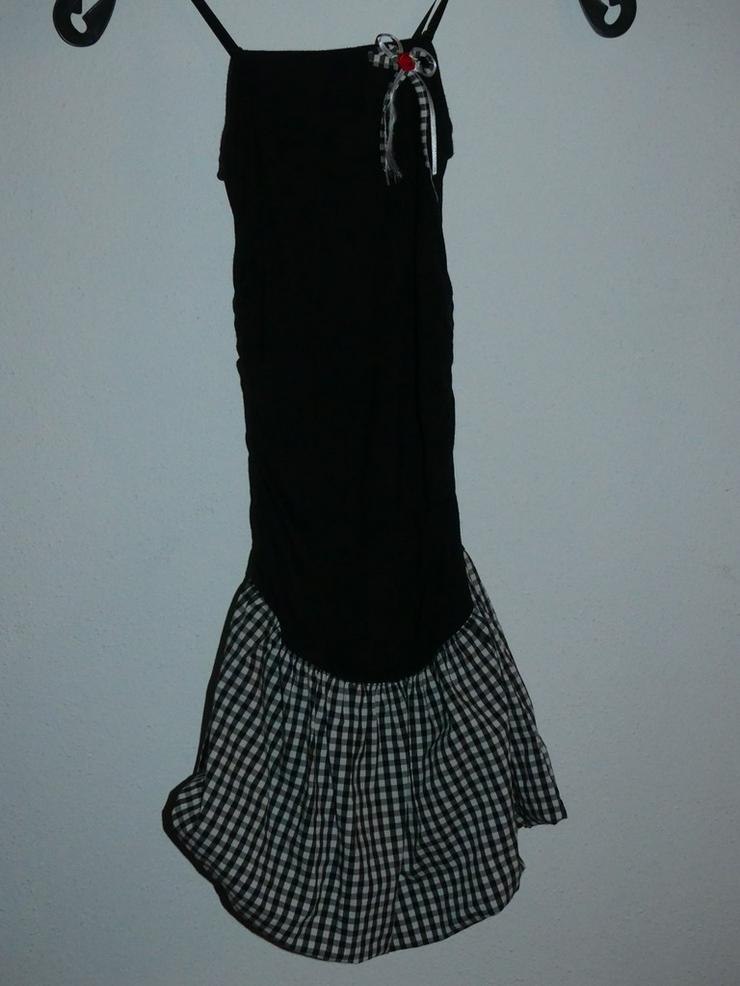 Bild 2: schwarzes Kleid mit kariertem Einsatz