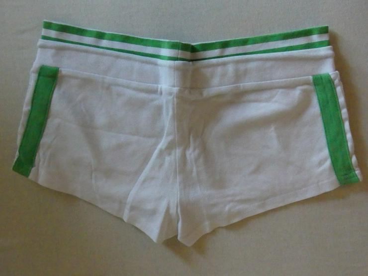 Bild 2: weiße Hotpants mit grünen Streifen