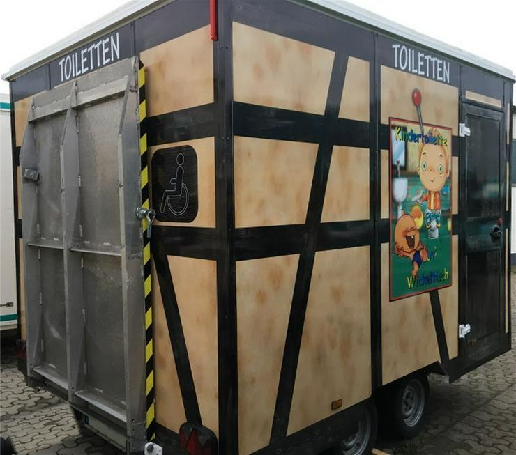 Bild 1: Toilettenwagen mit rollstuhlgerechtem Toilettenraum und separatem Kinderraum