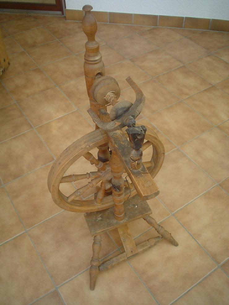 Spinnrad aus Omas Zeiten  auf 3 Füssen, Holz - Figuren & Objekte - Bild 4