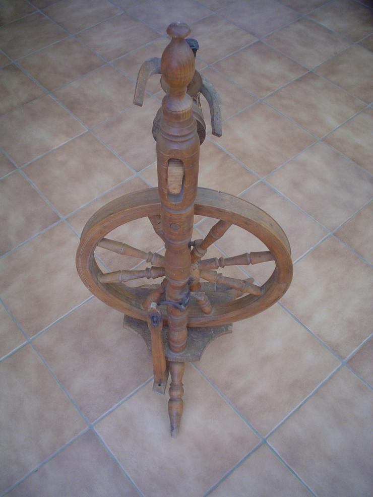 Bild 3: Spinnrad aus Omas Zeiten  auf 3 Füssen, Holz