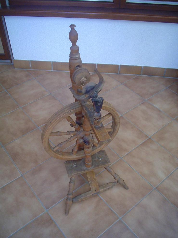 Spinnrad aus Omas Zeiten  auf 3 Füssen, Holz - Figuren & Objekte - Bild 1
