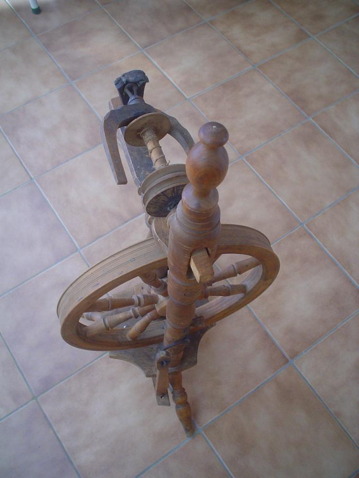 Spinnrad aus Omas Zeiten  auf 3 Füssen, Holz - Figuren & Objekte - Bild 2