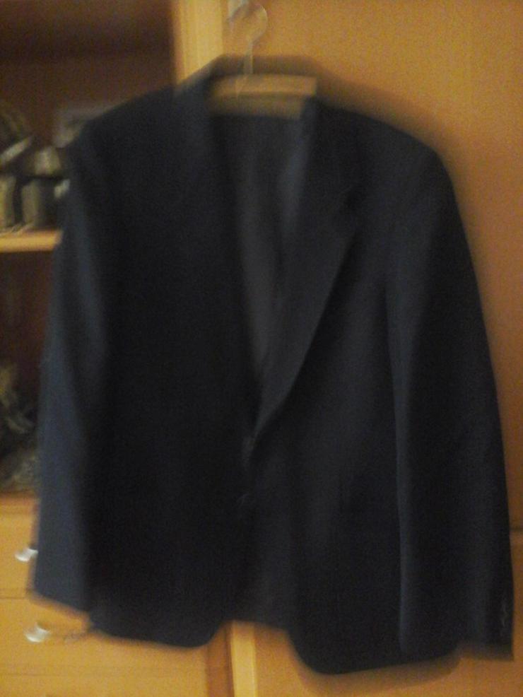 Bild 1: schwarzer Anzug
