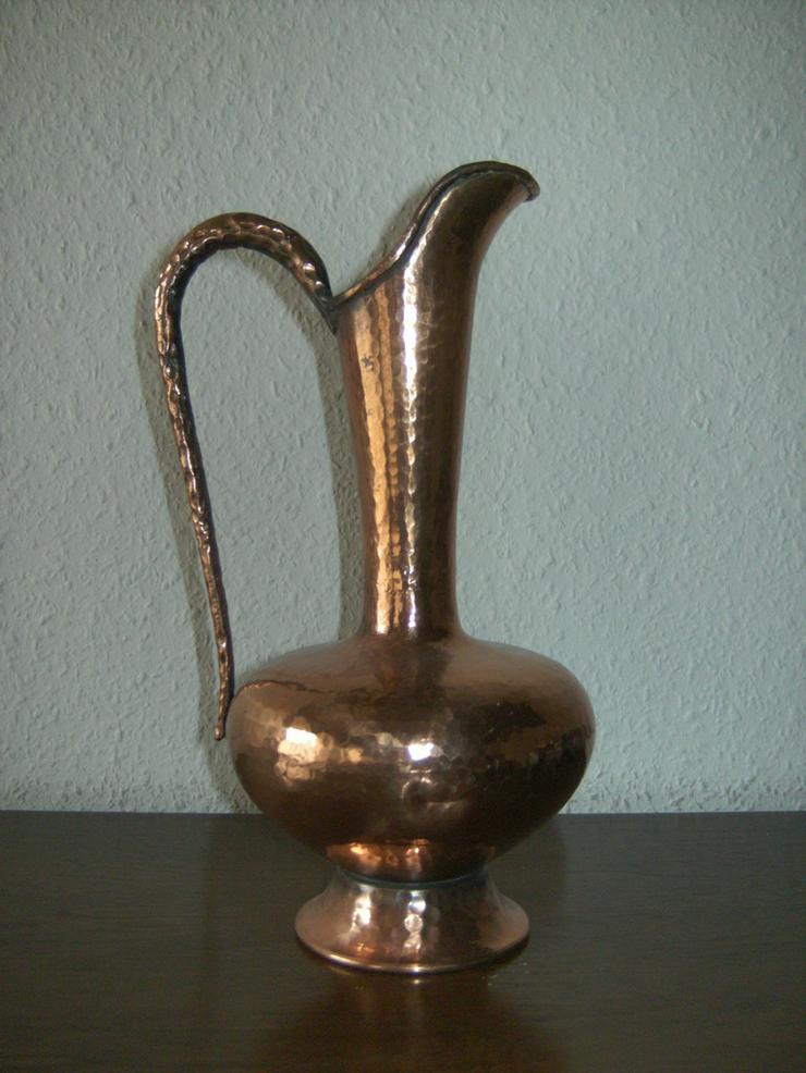 Kupferkaraffe/-vase mit Kupfertablett