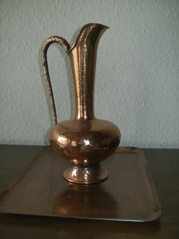 Bild 4: Kupferkaraffe/-vase mit Kupfertablett