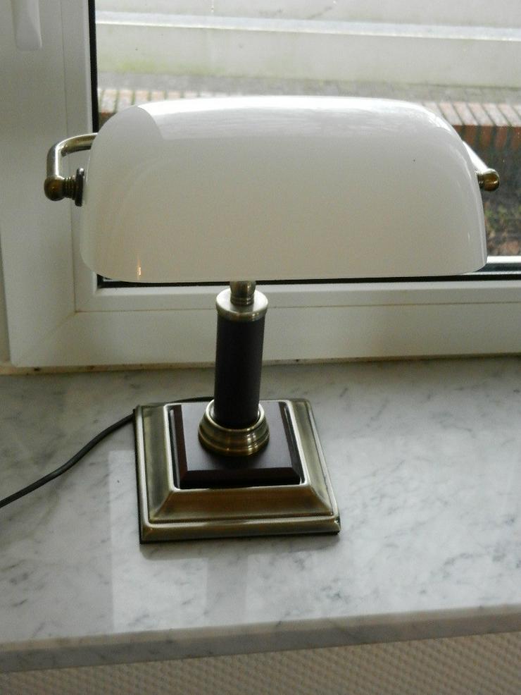Bild 11: Schöne kleine Tischlampe mit weißem Glasschirm