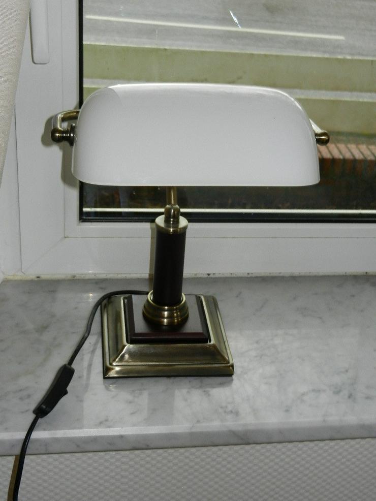 Bild 12: Schöne kleine Tischlampe mit weißem Glasschirm