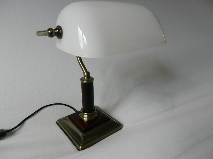 Bild 7: Schöne kleine Tischlampe mit weißem Glasschirm