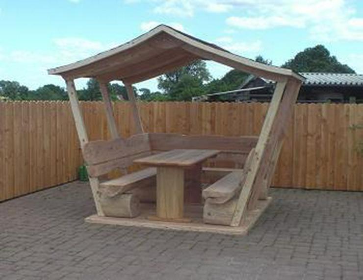 Bild 3: Überdachte Gartenmöbel. Holzmöbel.