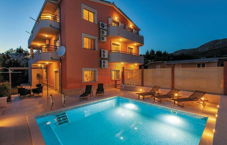 Bild 13: Wunderschönes Ferienhaus mit Pool, 3 Wohnungen, 9 Schlafzimmern und 6 Bäder in Split Kro...