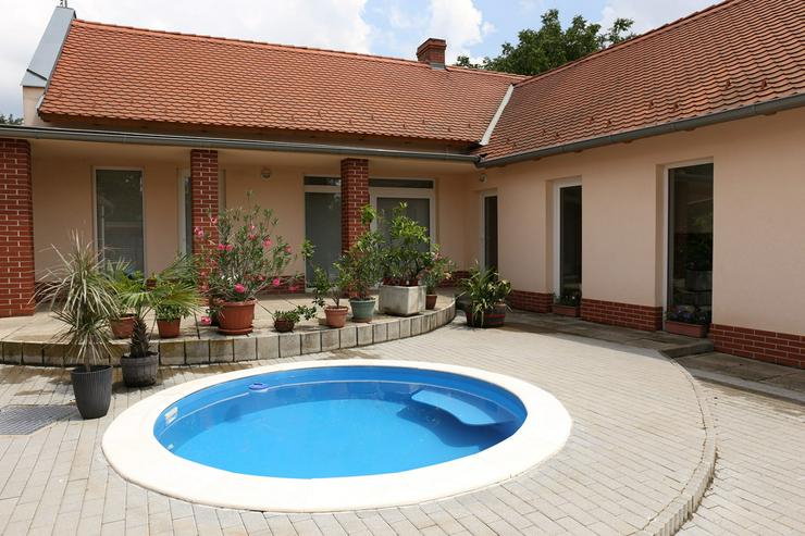 Bild 1: Modernes Poolhaus in Südungarn
