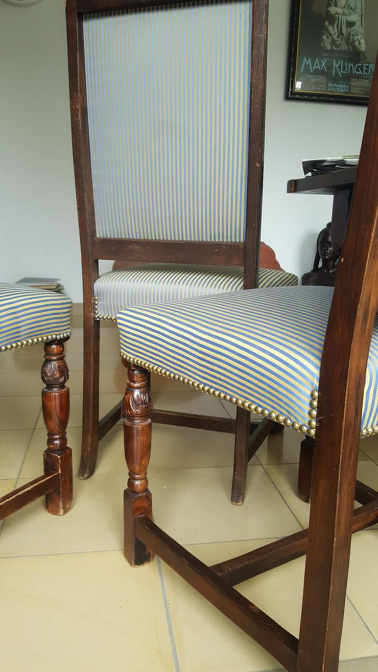 Bild 2: Bauerntisch mit 10 gepolsterten Stühlen
