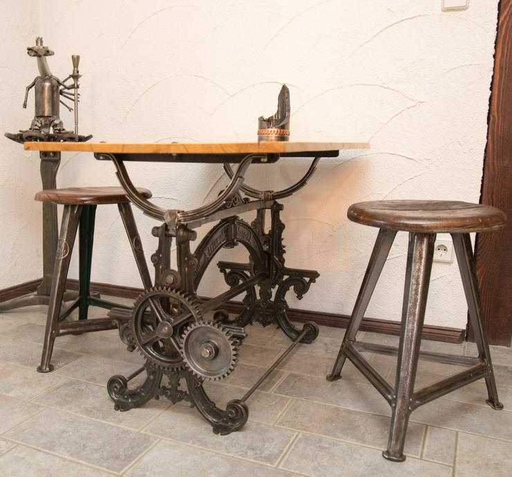 Bild 1: Tisch, Industriedesign, Metalltisch extravagant