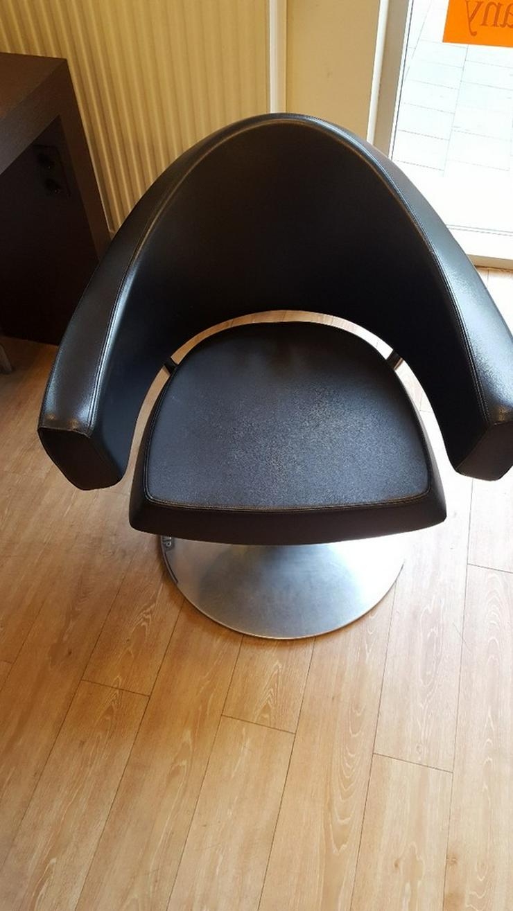 Bild 1: Friseureinrichtung Stühle