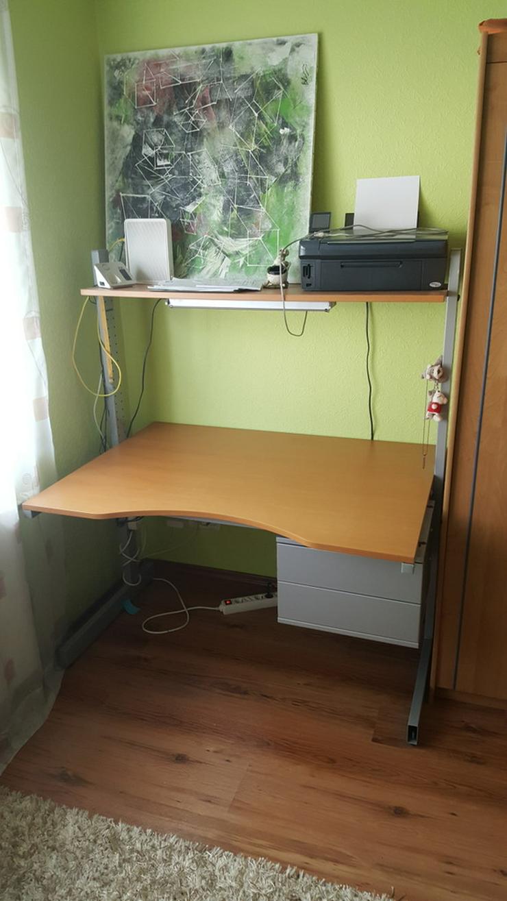 Bild 2: Schreib-und Computertisch  und Regalsystem