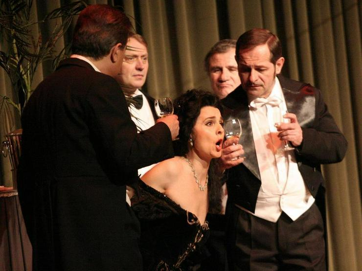 Bild 2: Opernsängerin gibt Gesangsunterricht