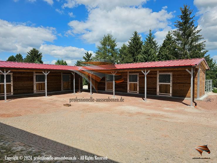 Bild 12: Pferdestall bauen, Aussenboxen, Pferdeboxen, Offenstall kaufen, Weidehütte, Futterraufe für pferde, Heuraufe pferde, Pferdestall fertigbau, Stallanlagen, Pferdeboxen türen, Stalltüren,