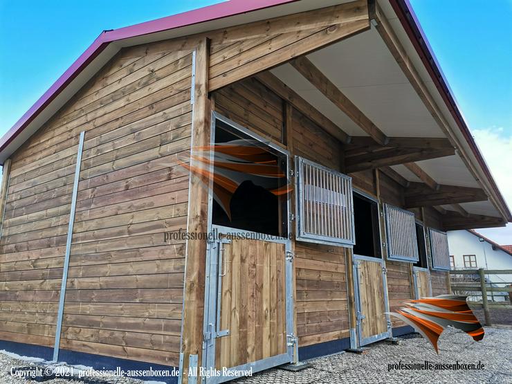 Bild 17: Pferdestall bauen, Aussenboxen, Pferdeboxen, Offenstall kaufen, Weidehütte, Futterraufe für pferde, Heuraufe pferde, Pferdestall fertigbau, Stallanlagen, Pferdeboxen türen, Stalltüren,