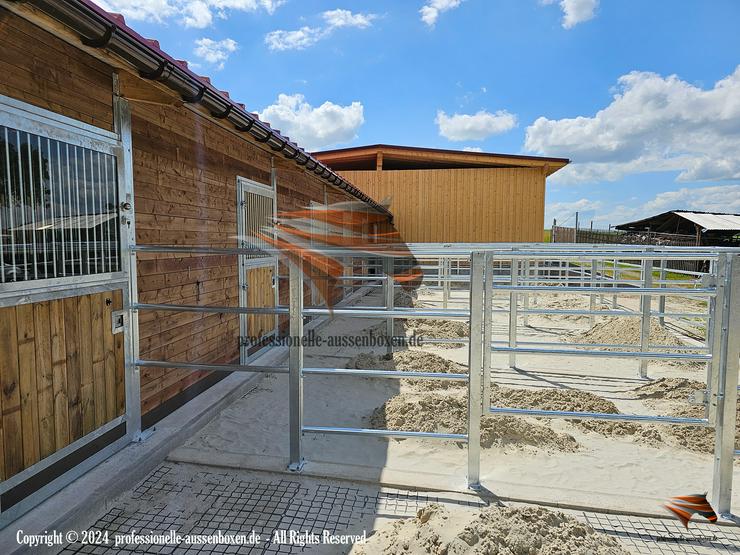 Bild 13: Pferdestall bauen, Aussenboxen, Pferdeboxen, Offenstall kaufen, Weidehütte, Futterraufe für pferde, Heuraufe pferde, Pferdestall fertigbau, Stallanlagen, Pferdeboxen türen, Stalltüren,