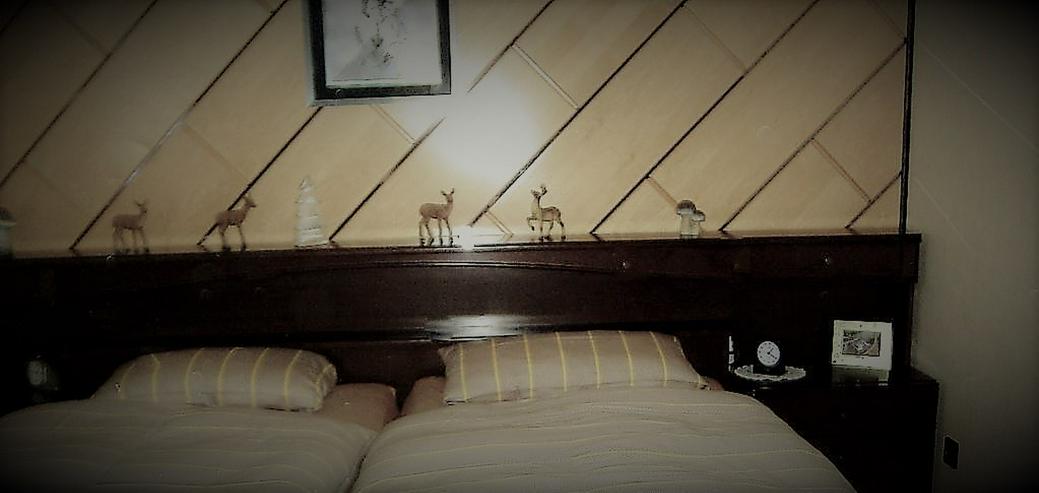 Bild 2: Echtrholz Doppelbett mit Überbau