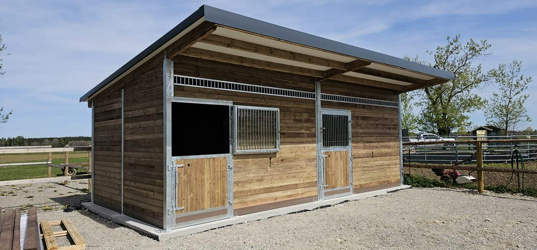 Bild 18: Außenbox, Pferdestall bauen, Pferdebox, Offenstall, Weidehütte mit fressgitter, Stallbau, Pferdestallungen, Stallungen, Paddockbox bauen, Offenstallhaltung, Pferdesportsysteme, Stallplanung, Pferdesport, Reitsport,