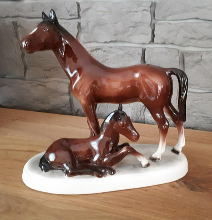 Bild 1: Porzellanfigur Pferde
