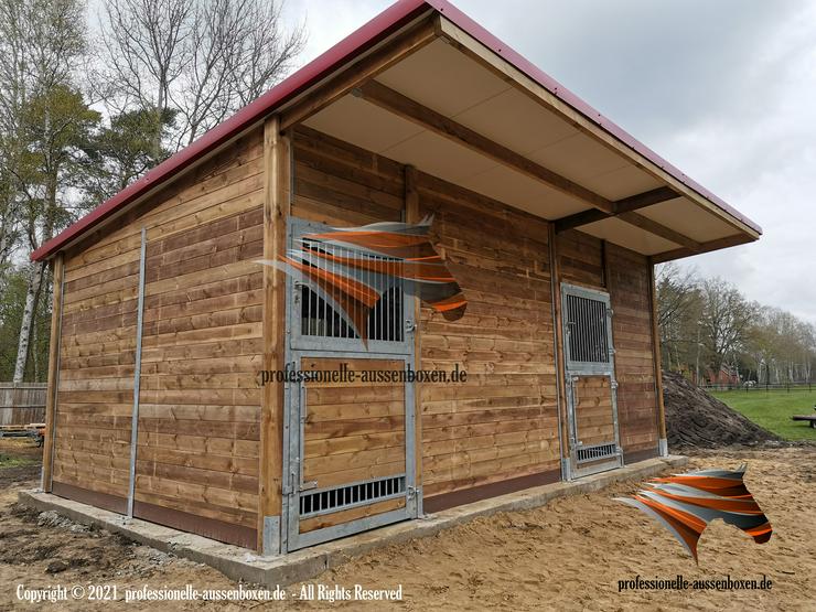 Bild 9: Pferdestall bauen, Aussenboxen bauen, Pferdeboxen, Offenstall kaufen, Weidehütte, Futterraufe für pferde, Heuraufe pferde, Pferdestall fertigbau, Stallanlagen, Pferdeboxen türen, Aussenboxentür, Stalltüren, Stallmatten, Paddockmatten, Gummimatten,