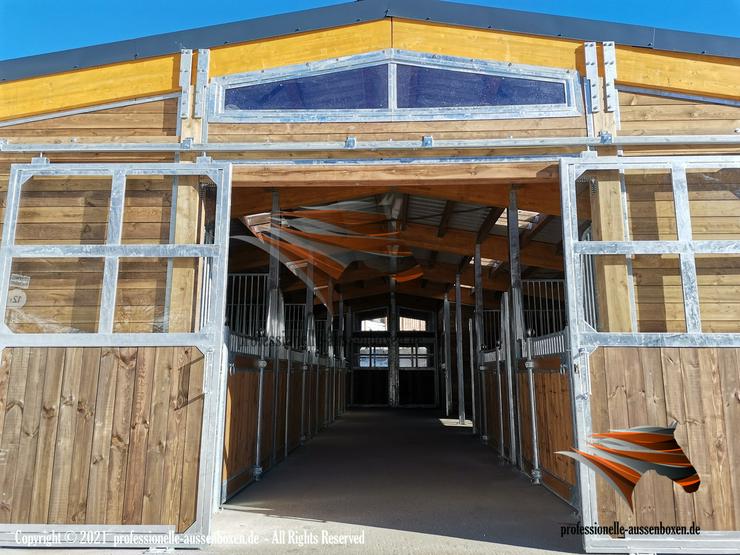 Bild 11: Pferdestall bauen - Außenboxen & Pferdebox, Offenstall kaufen | Weidehütten und Futterraufe - Heuraufe für Pferde | Fertigbau - Stallanlagen TOP Außenstall