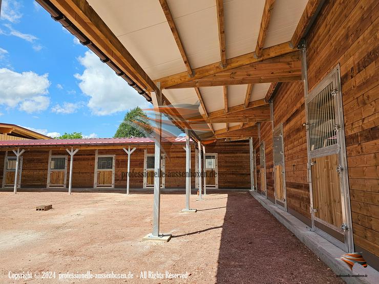 Bild 3: Außenbox, Pferdestall bauen, Pferdebox, Offenstall, Weidehütte mit fressgitter, Stallbau, Pferdestallungen, Stallungen, Paddockbox bauen, Offenstallhaltung, Pferdesportsysteme, Stallplanung, Pferdesport,