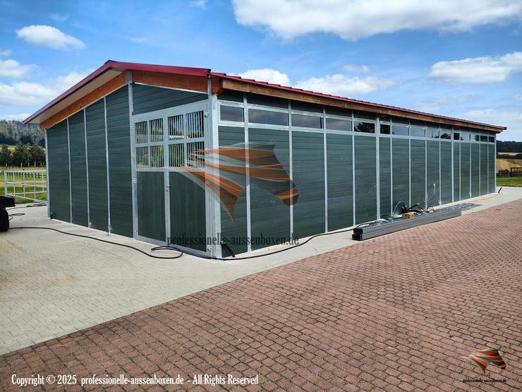 Bild 15: Pferdestall bauen | Außenboxen, Offenstall & Weidehütte mit Fressgitter für Pferde