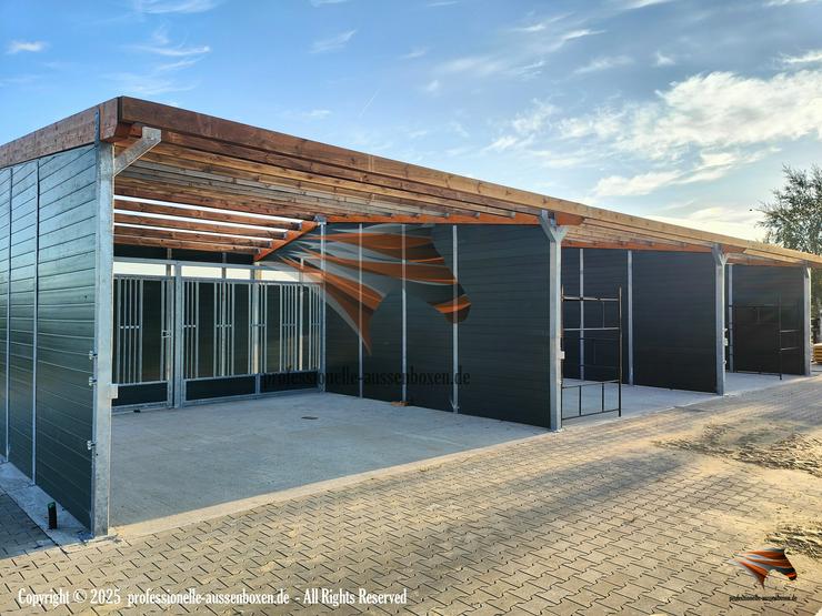 Bild 13: Pferdestall bauen | Außenboxen, Offenstall & Weidehütte mit Fressgitter für Pferde