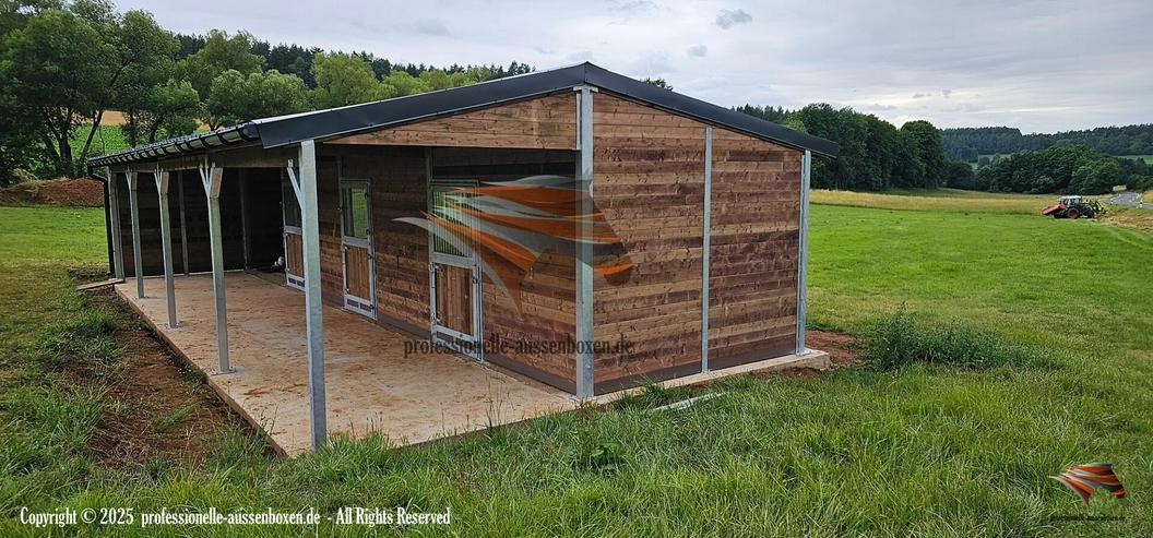 Bild 4: Pferdestall bauen | Außenboxen, Offenstall & Weidehütte mit Fressgitter für Pferde