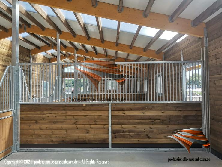 Bild 14: Pferdestall bauen - Außenboxen, Pferdebox & Offenstall kaufen | Stallbau - Paddockbox, Weidehütten mit Fressgitter, Stallplanung & Pferdesportsysteme für optimale Offenstallhaltung