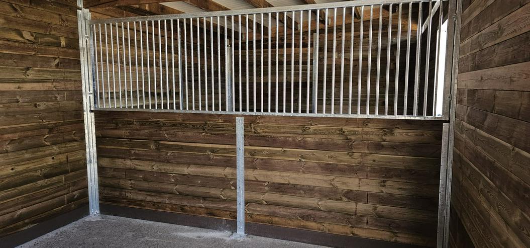 Bild 2: Pferdestall bauen - Außenboxen, Pferdebox & Offenstall kaufen | Stallbau - Paddockbox, Weidehütten mit Fressgitter, Stallplanung & Pferdesportsysteme für optimale Offenstallhaltung