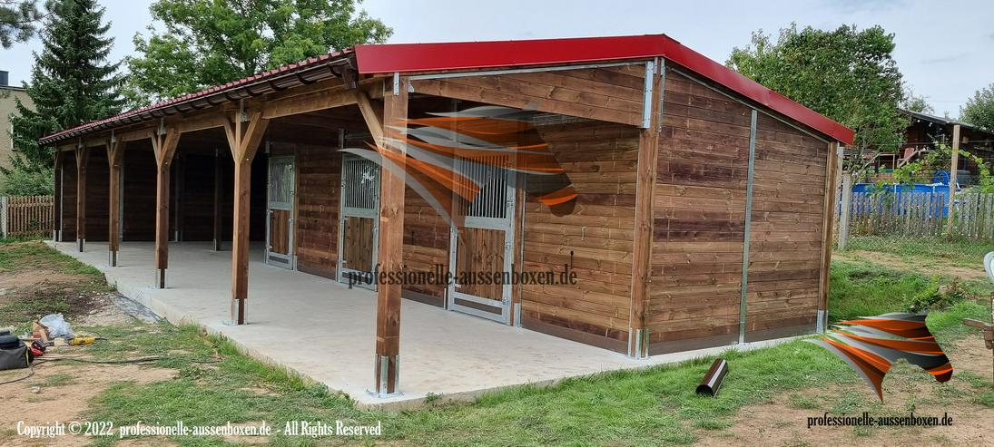 Bild 10: Aussenboxen für pferde, Pferdestall, Pferdeboxen, Weidehütte mit fressgitter, Offenstall, Offenstall bauen, Offenstallhaltung, Pferdeunterstand, Weideunterstand, Stall, Stallbau, Stalltechnik, Stalleinrichtung pferde, Stallanlagen, Stallungen,