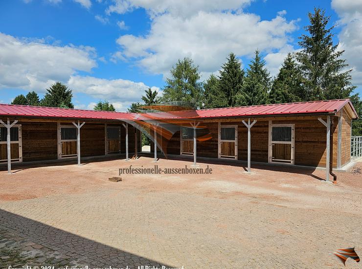 Bild 16: Pferdestall bauen mit Stallgasse -  Außenboxen und Offenstall kaufen, Paddockboxen & Stallanlagen für Pferdesport | Stallbau - TOP Weidehütten & Unterstand