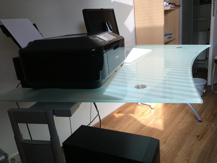 Bild 2: Schreibtisch aus Glas, mattiet