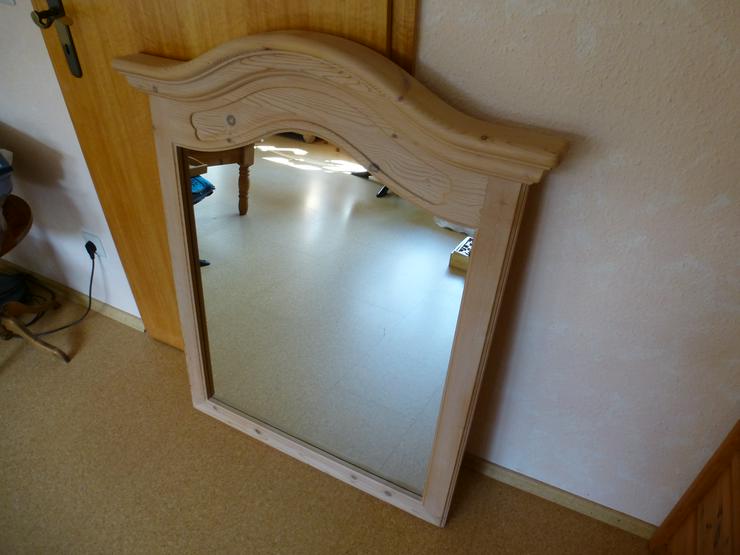 Bild 1: Spiegel mit Echtholz-Rahmen aus Schlafzimmer im bayerischen Stil 
