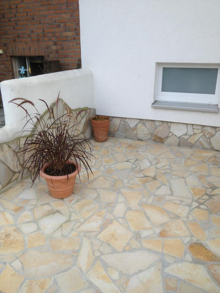Bild 9: Natursteine Polygonalplatten Terrasse Einfahrt Fassade