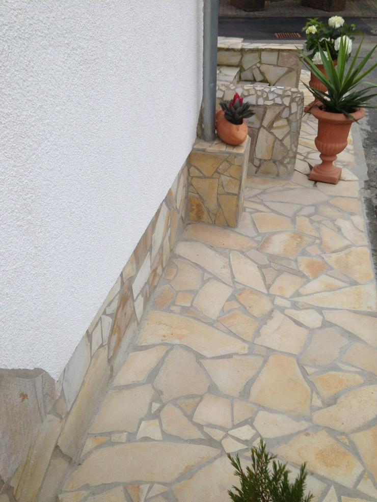 Bild 10: Natursteine Polygonalplatten Terrasse Einfahrt Fassade