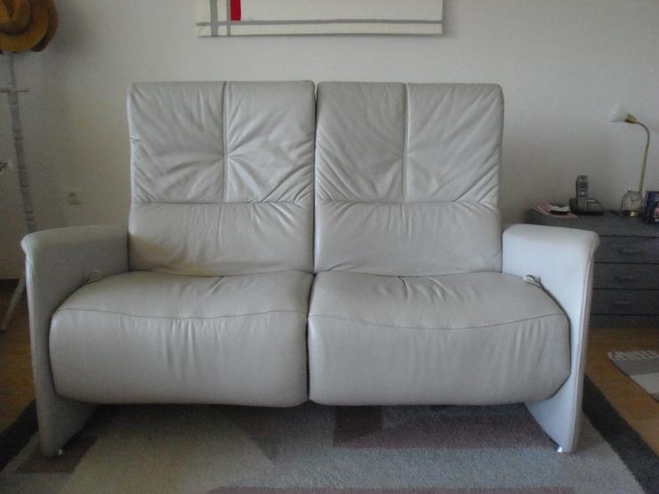 2-sitziges Relax-Funktionssofa aus Longlifeleder hellgrau, Marke Himolla - Sofas & Sitzmöbel - Bild 1