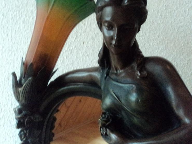 Bild 8: Frauenfigur Tischlampe aus Metall. Jugendstil