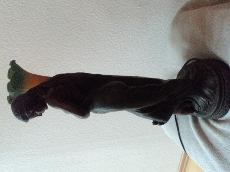 Bild 3: Frauenfigur Tischlampe aus Metall. Jugendstil