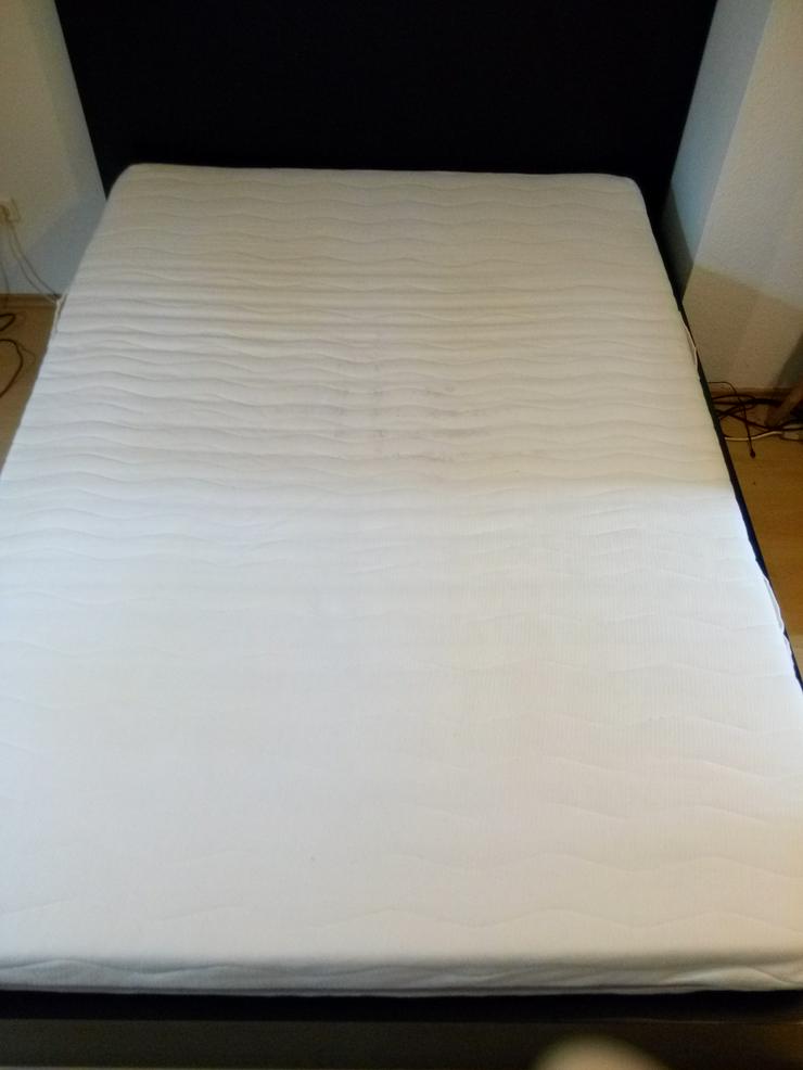 Bild 3: Verkaufe Ikea Bett "Malm" komplett mit Lattenrost, Matratze, Matratzenschoner, Topper und Spannbettlaken