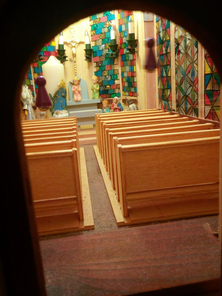 Bild 4: Handgearbeitete Kirche
